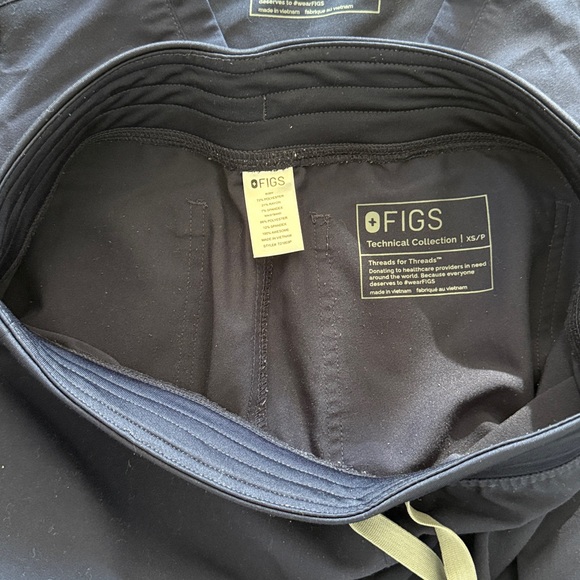 Figs Navy Catarina (S) scrub top and matching Livingston Basic (XSP) scrub pants - Picture 5 of 8